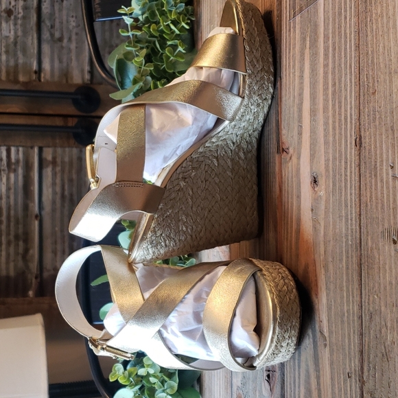 Never worn gold wedges - Picture 2 of 4